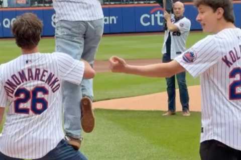 US figure skating team’s first pitch at Mets game doesn’t go well
