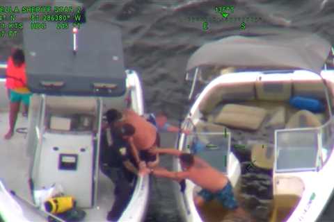 6 People Rescued From Sinking Boat in Frantic Operation in Florida, on Video
