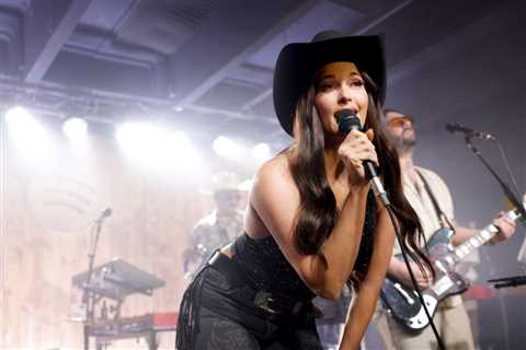 Kacey Musgraves Teams With Mariachi Brothers Detained by ICE for Powerful Rendition of ‘Tú, Sólo Tú’