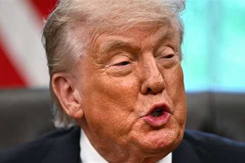 This New Picture Of Trump's Hands During A Recent Event Is Going Super Viral