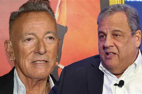 Bruce Springsteen Rushes Past Chris Christie at Concert, on Video