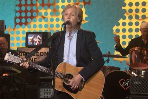 Paul McCartney Performs ‘Band on the Run,’ ‘Coming Up’ & ‘Days We Left Behind’ on ‘SNL’..