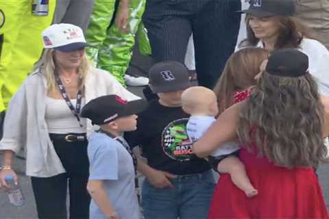 Kyle Larson’s son supports Brexton Busch during tender Coca-Cola 600 moment honoring Kyle