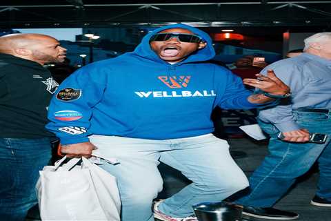 Stephon Marbury hypes up plane full of Knicks fans en route to Game 4