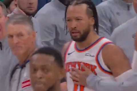 Jalen Brunson explodes at ref Scott Foster after Spurs player steps on ankle