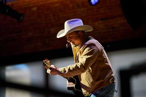 RIAA Honors Celebrates Garth Brooks, Disney Music’s Head, U.S. Representatives for ‘Doing the Work’