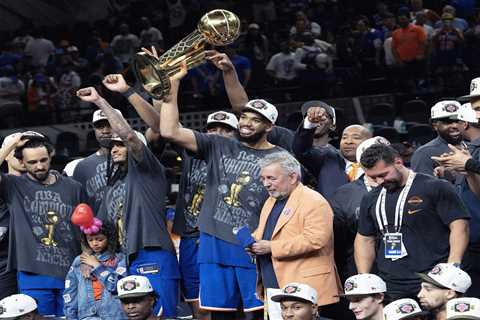 Karl-Anthony Towns celebrates with dad, pays tribute to late Mom after title win