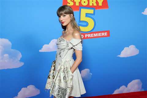 A Whole ‘Knew’ Worldwide No. 1: Taylor Swift Debuts Atop Billboard Global 200 Chart