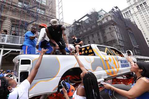 Mitchell Robinson’s heartwarming gesture with neighborhood on night before Knicks’ title parade