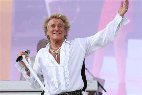 Rod Stewart Uses Oxygen Tank During Concert After Nearly Fainting Onstage