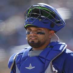 Dodgers catcher Eliezer Alfonzo to make MLB debut despite family tragedy