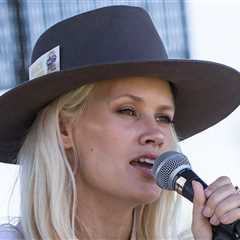 Late Singer Lauren Bennett's Dad Says Doctors 'Failed' Her, Claims Severe Reaction To Medication