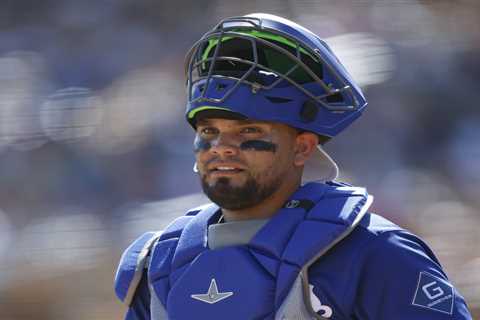 Dodgers catcher Eliezer Alfonzo to make MLB debut despite family tragedy