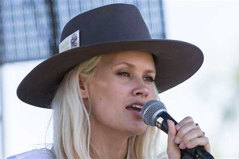 Late Singer Lauren Bennett's Dad Says Doctors 'Failed' Her, Claims Severe Reaction To Medication