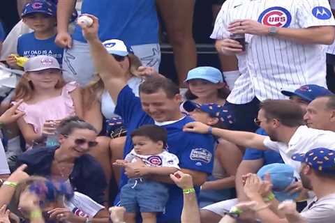 Anthony Rizzo grabs home run in bleachers — less than a year after botching his last chance