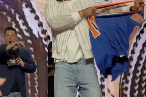 Knicks villain Trae Young fails badly trying to rip Jalen Brunson jersey at Fanatics Fest