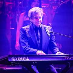 Barry Manilow Cancels Rescheduled Kentucky Concert Due to ‘Unforeseen Circumstances’