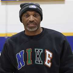 Hofstra hoops coach Speedy Claxton pays it forward on move-in day