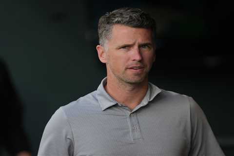 Giants legend Buster Posey sends warning shot at KNBR after hot mic incident