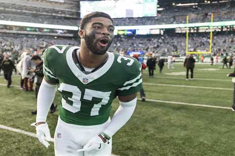 Jets’ Qwan’tez Stiggers leaves practice in ambulance in scary scene