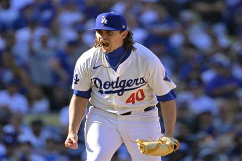 Padres sign Dodgers World Series champion pitcher in late season move