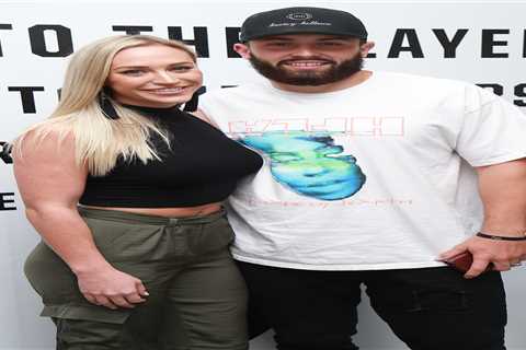 Baker Mayfield reunites with family after ugly fight over $12 million