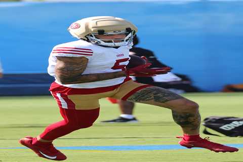 49ers’ Mike Evans goes viral for bizarre fashion statement during scrimmage against Chargers
