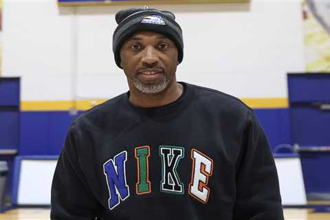 Hofstra hoops coach Speedy Claxton pays it forward on move-in day