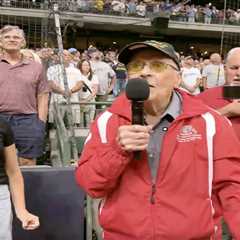 102-year-old World War II veteran goes viral for singing at Brewers game on 9/11