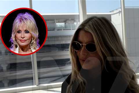 Jessica Simpson Says Dolly's Crown Is Impossible to Fill