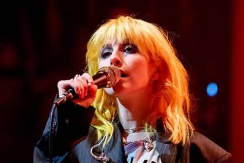 Hayley Williams Debuts Easy-to-Recreate Tour Hair as The Hayley Williams Show Kicks Off